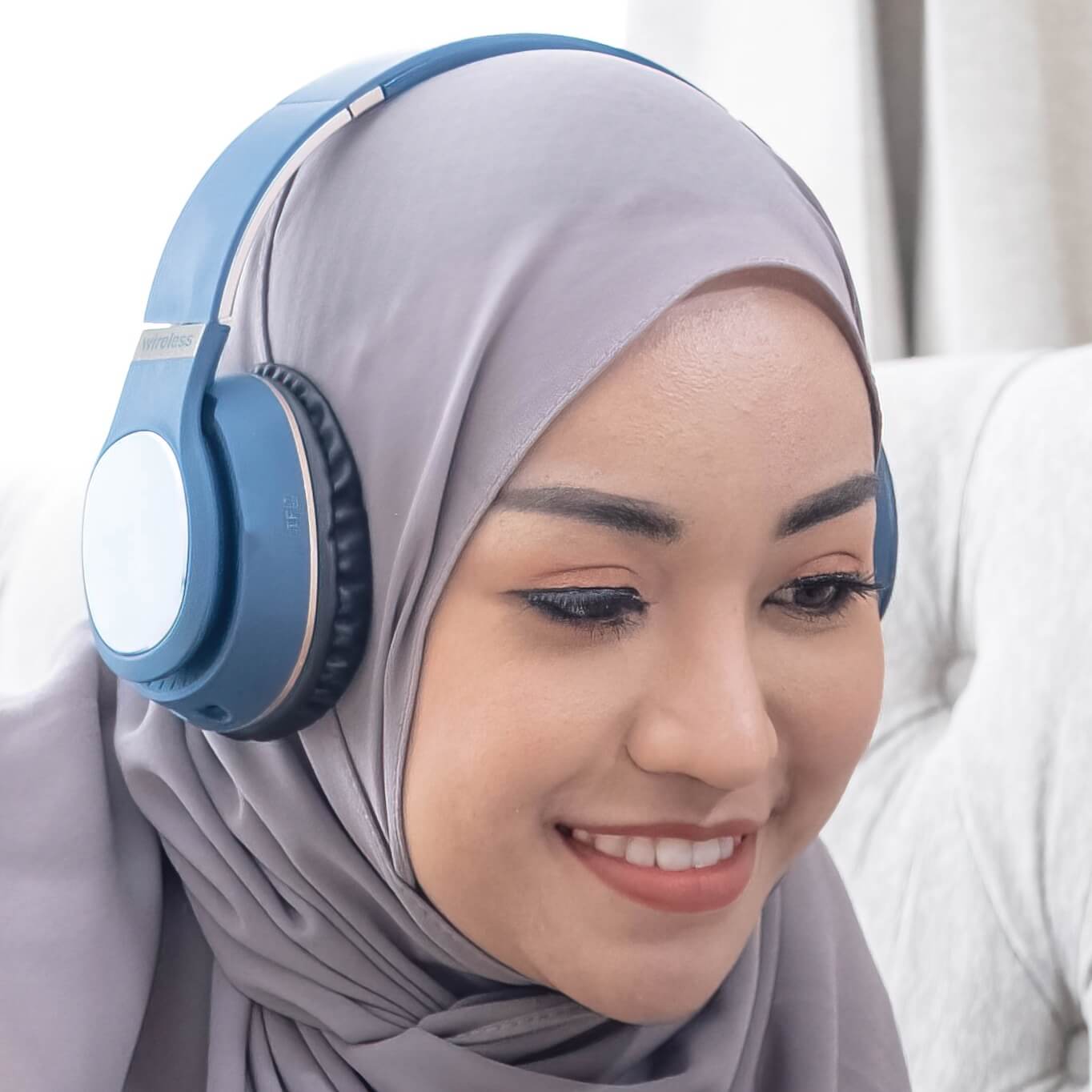 relaxed and happy asian muslim woman with hijab la 2022 10 04 00 15 48 utc cropped.jpg